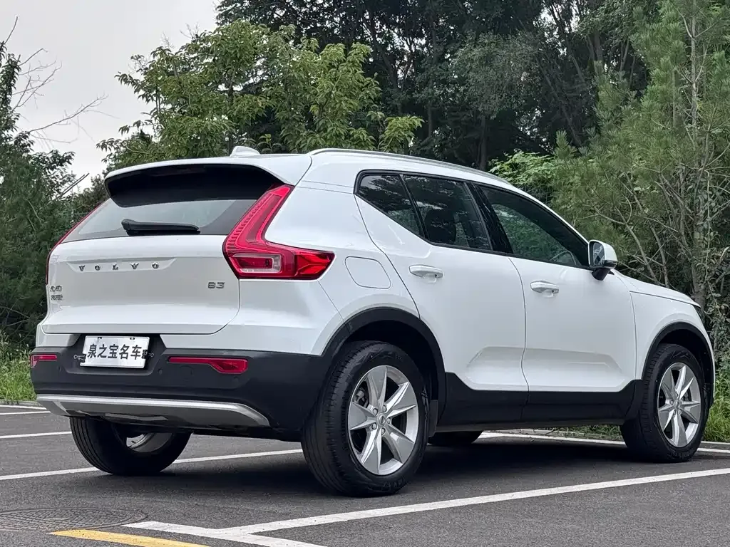 Volvo XC40 — фото 9