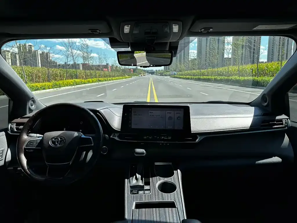 Toyota Granvia — фото 2