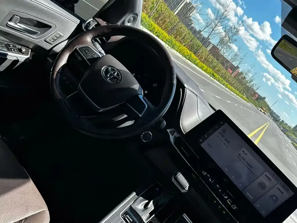 Toyota Granvia — фото 5