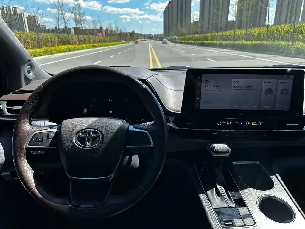 Toyota Granvia — фото 3