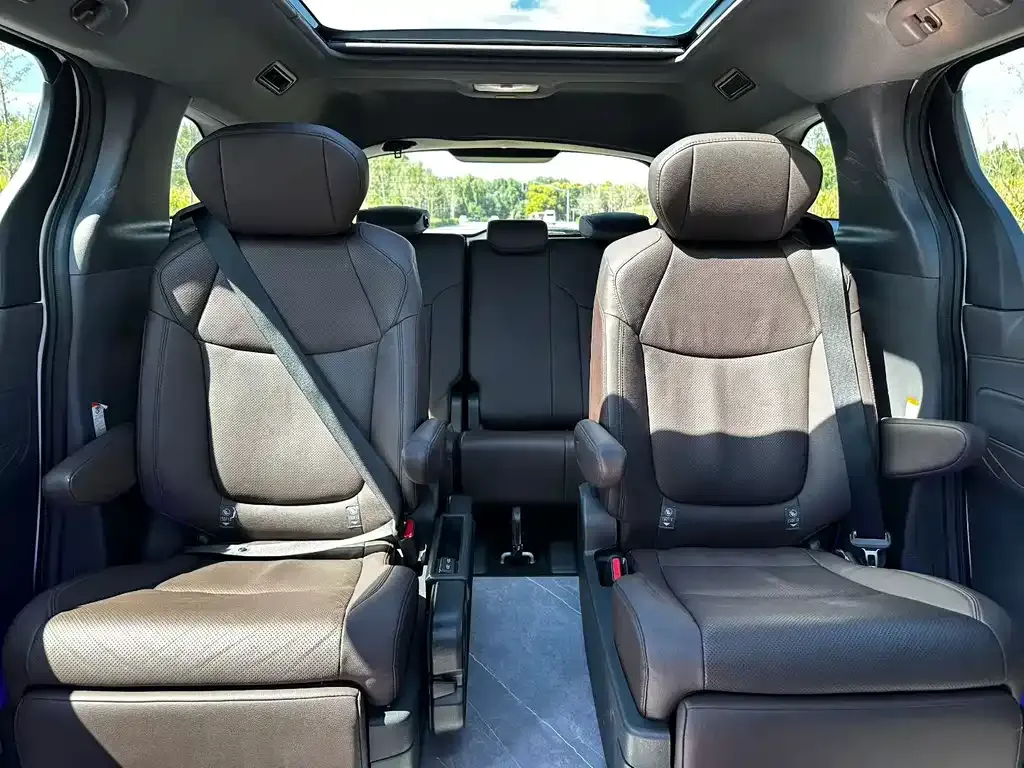Toyota Granvia — фото 9