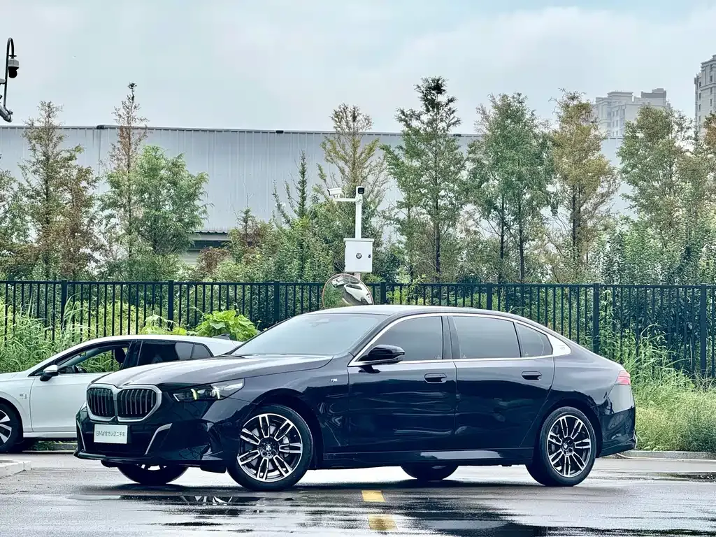 BMW 5 Series — фото 1