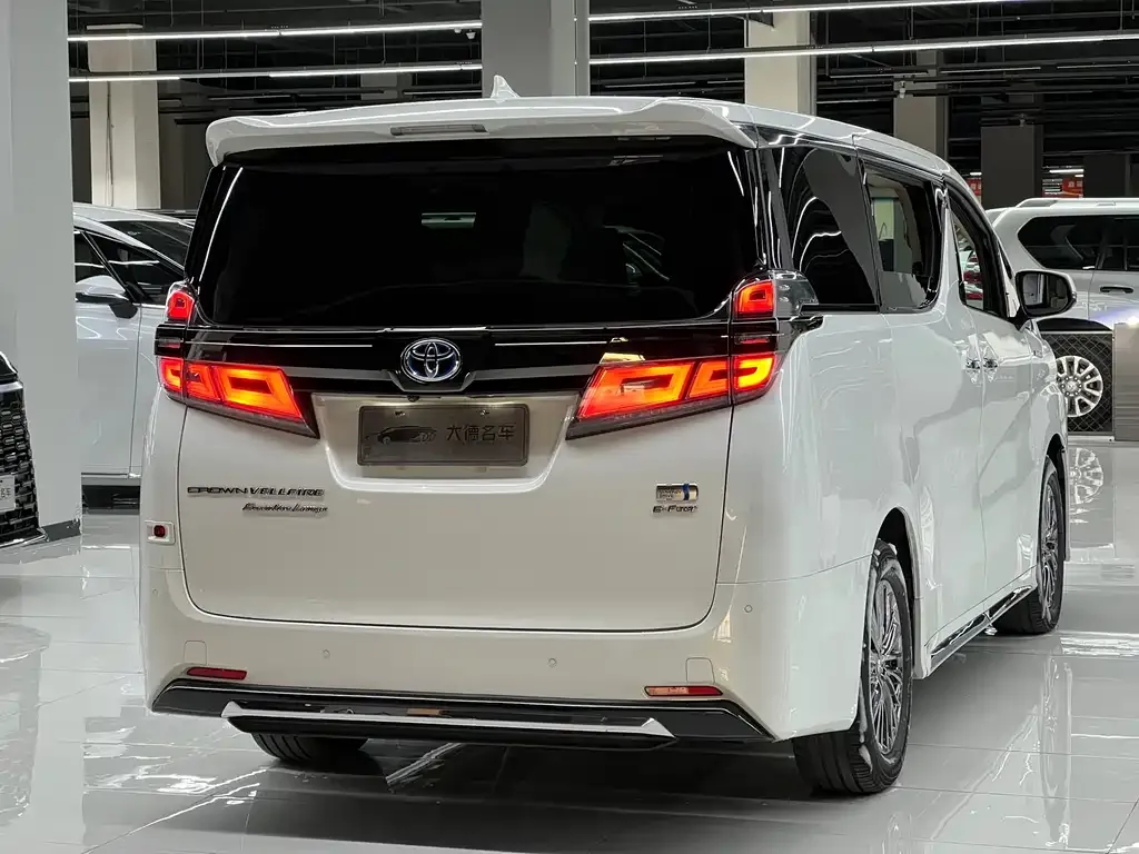Toyota Vellfire — фото 2