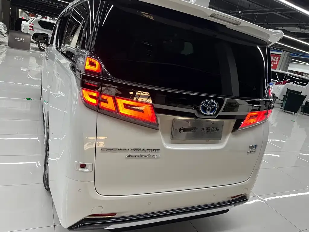 Toyota Vellfire — фото 10