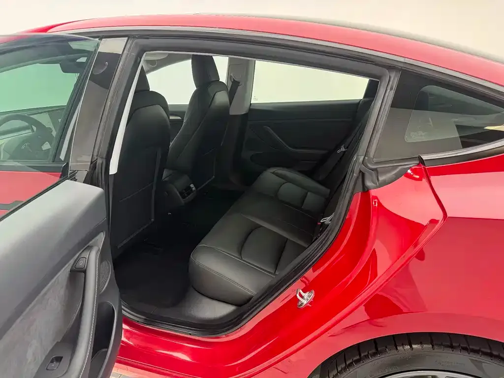 Tesla Model 3 — фото 10