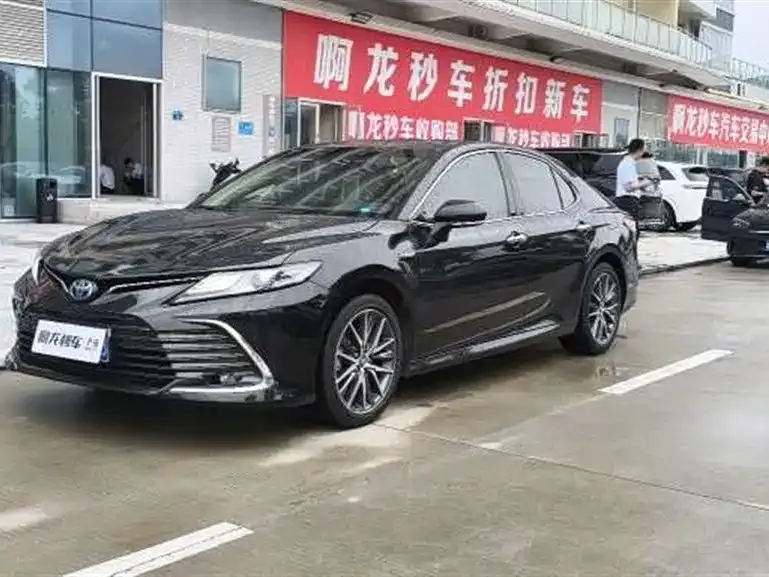 Toyota Camry — фото 1