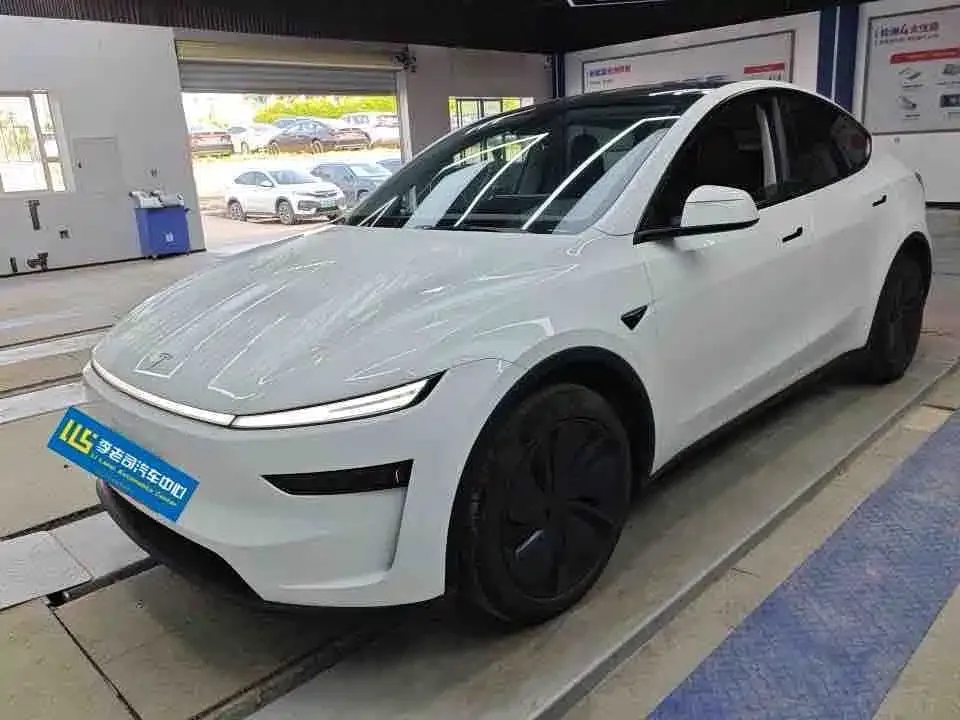 Tesla Model Y — фото 1