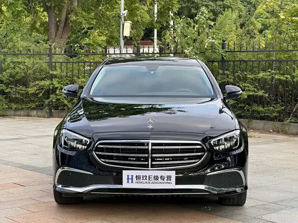 Mercedes-Benz E-Class — фото 1