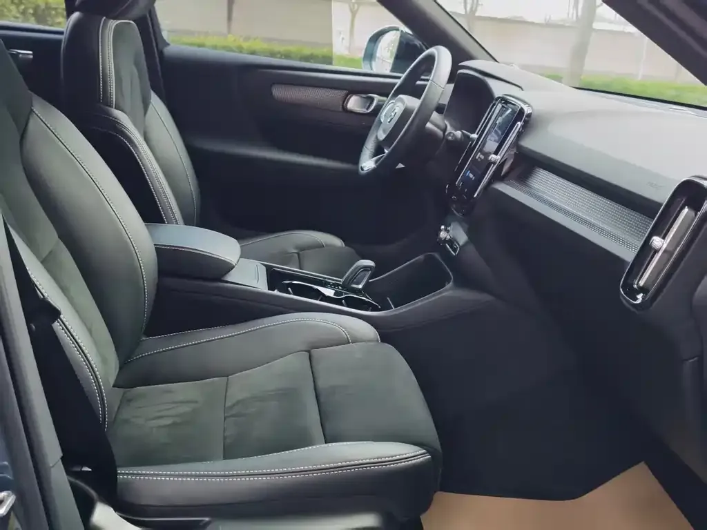 Volvo XC40 NEV — фото 4