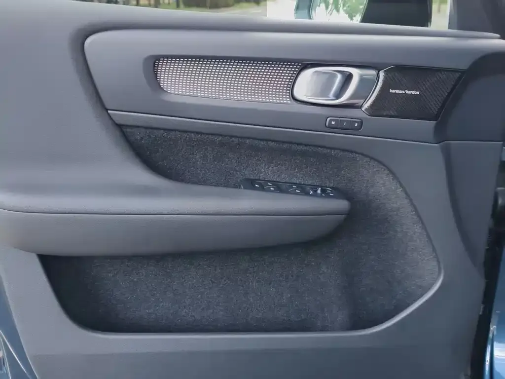 Volvo XC40 NEV — фото 2