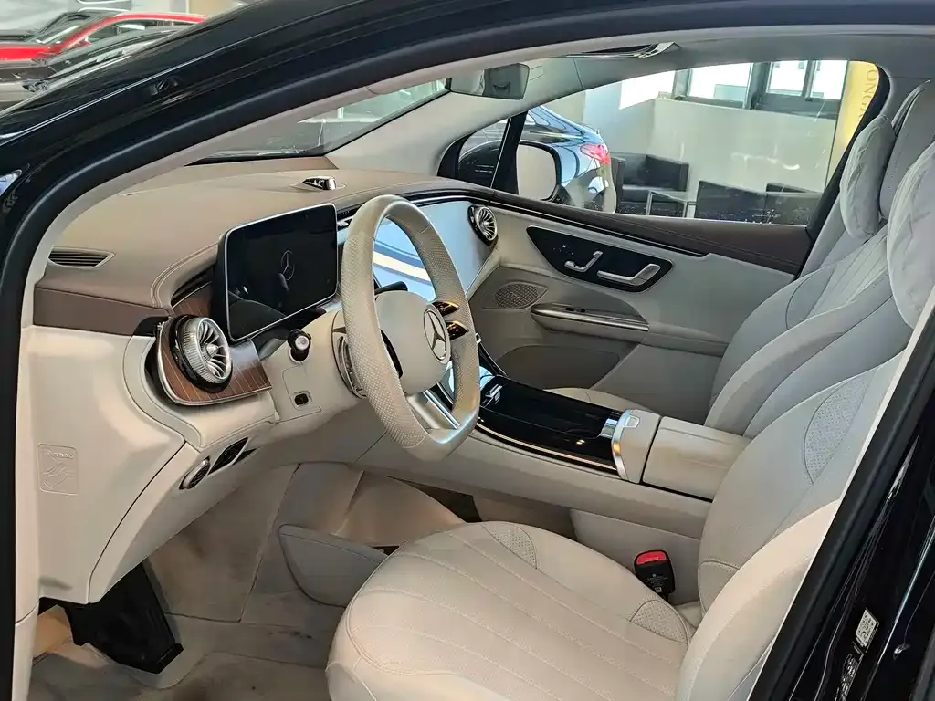 Mercedes-Benz EQE SUV — фото 10