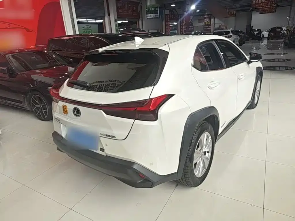 Lexus UX — фото 3