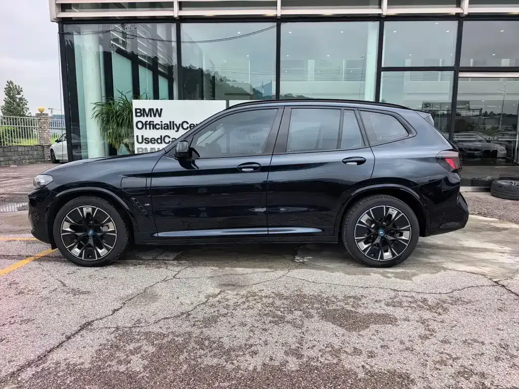 BMW iX3 — фото 10