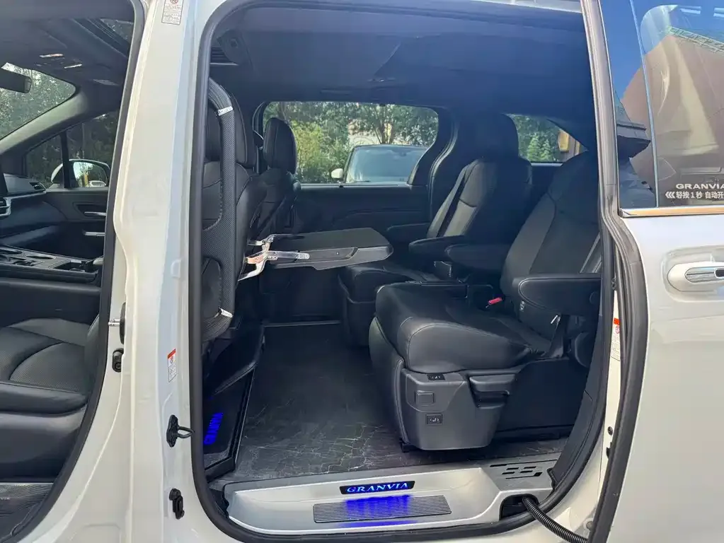 Toyota Granvia — фото 3