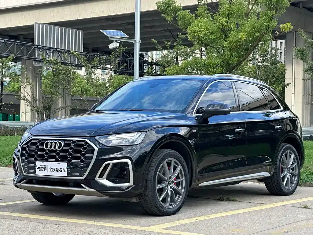 Audi Q5L — фото 1