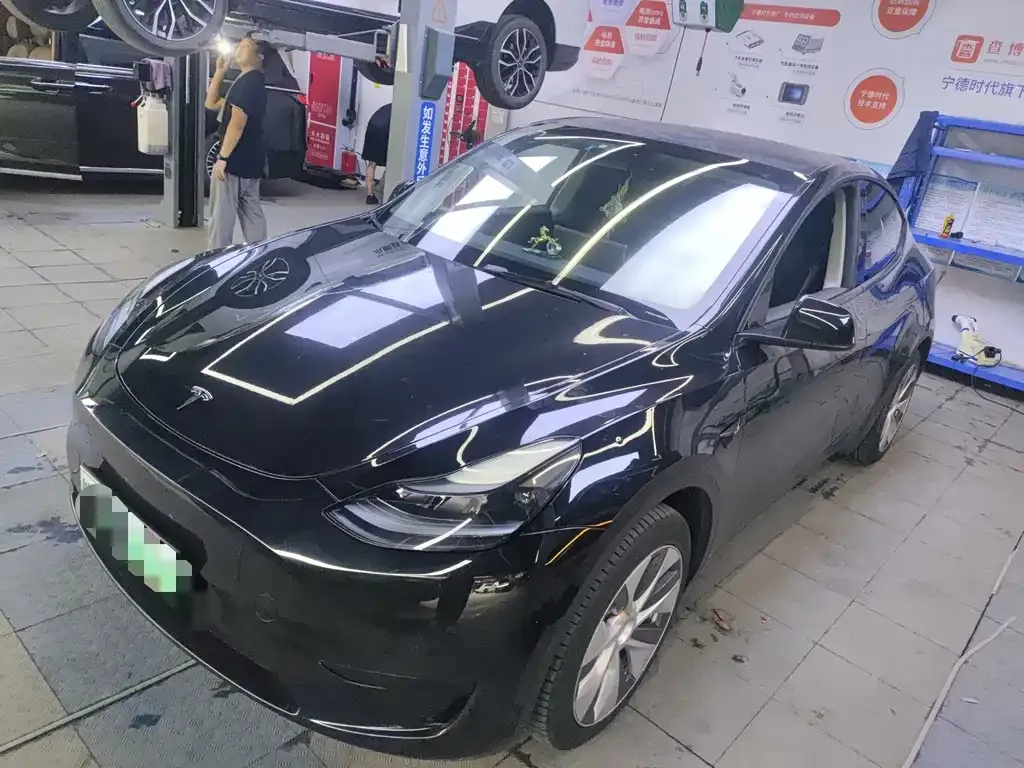 Tesla Model Y — фото 1