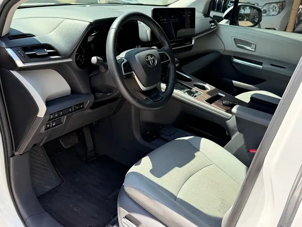 Toyota Granvia — фото 10