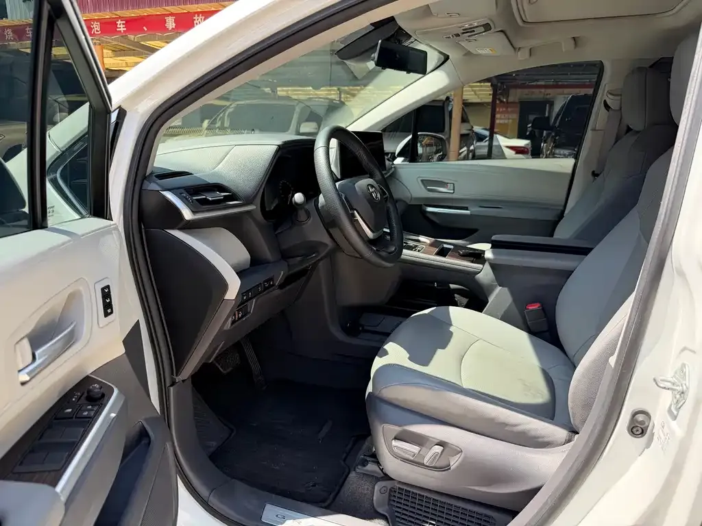Toyota Granvia — фото 6