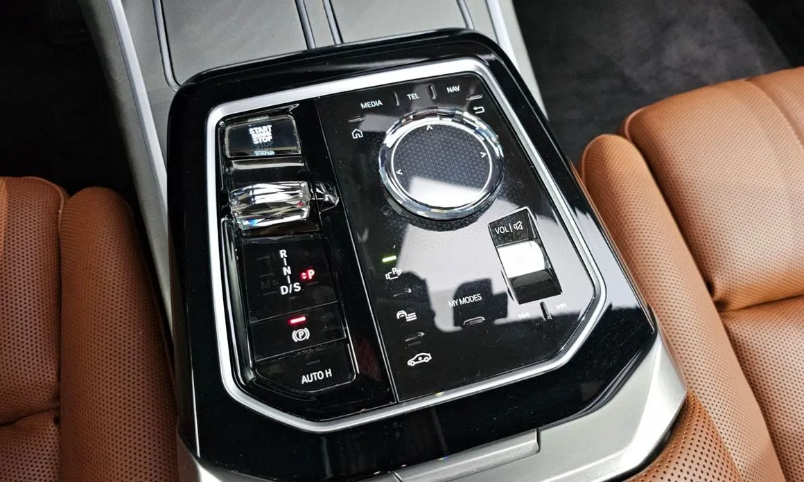 BMW 7-Series — фото 10