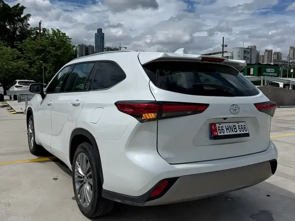 Toyota Highlander — фото 10
