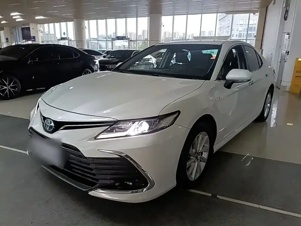 Toyota Camry — фото 1