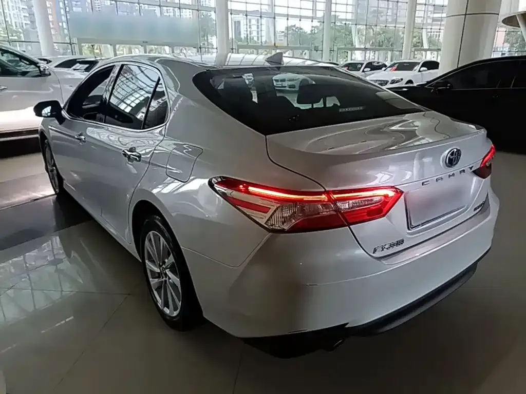 Toyota Camry — фото 8