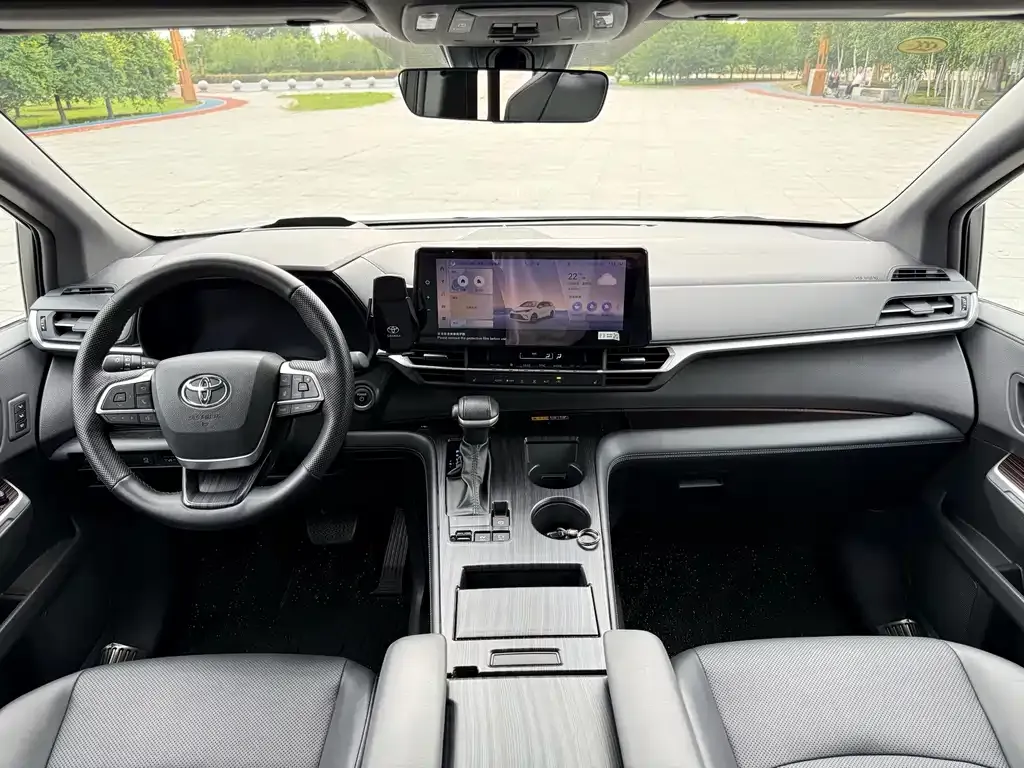 Toyota Granvia — фото 4