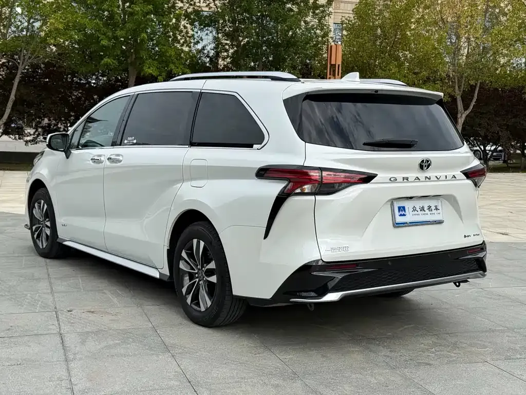 Toyota Granvia — фото 2
