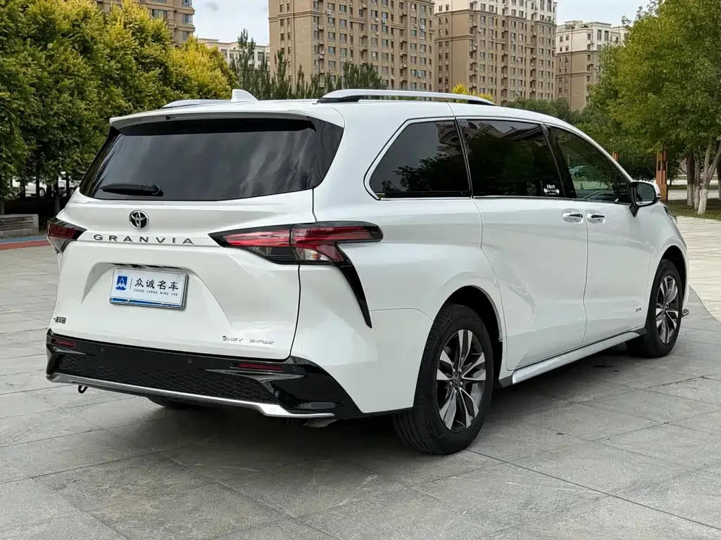 Toyota Granvia — фото 9