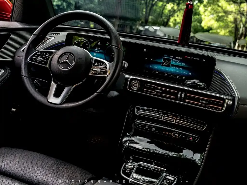Mercedes-Benz EQC — фото 10