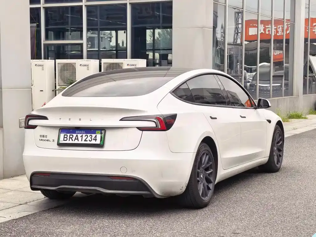 Tesla Model 3 — фото 9