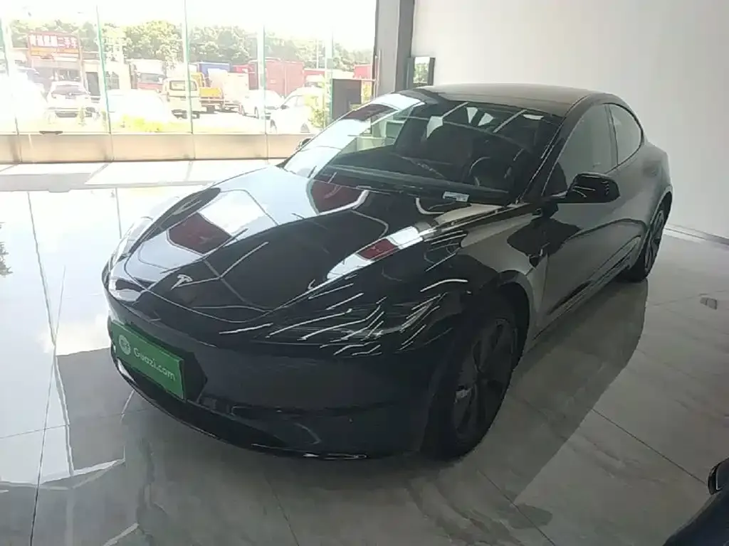 Tesla Model 3 — фото 1