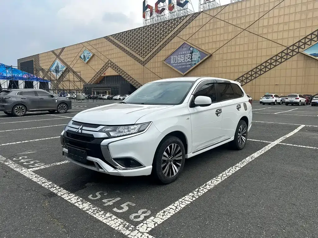 Mitsubishi Outlander — фото 1