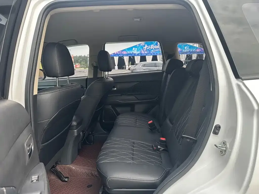 Mitsubishi Outlander — фото 10
