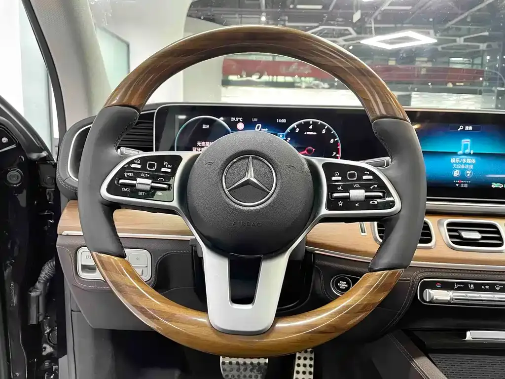 Mercedes-Benz GLS — фото 6