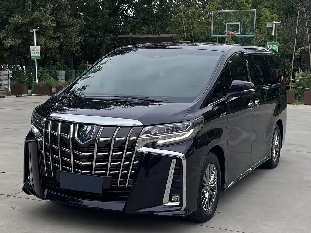 Toyota Alphard — фото 1