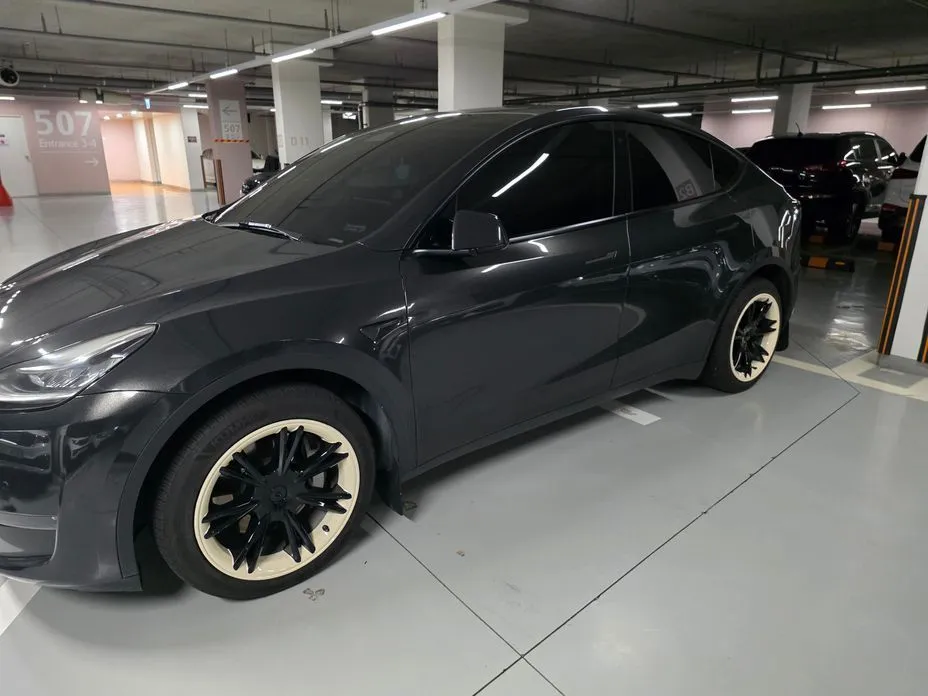 Tesla Model Y — фото 1