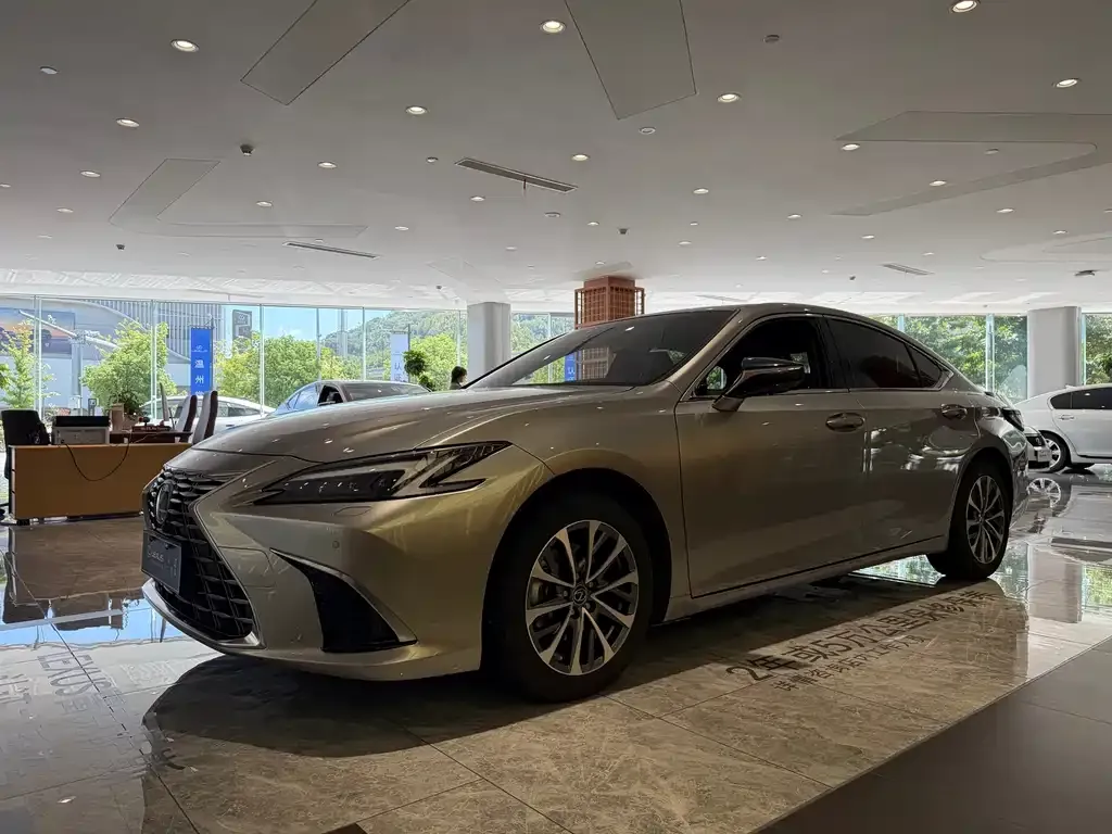 Lexus ES — фото 1