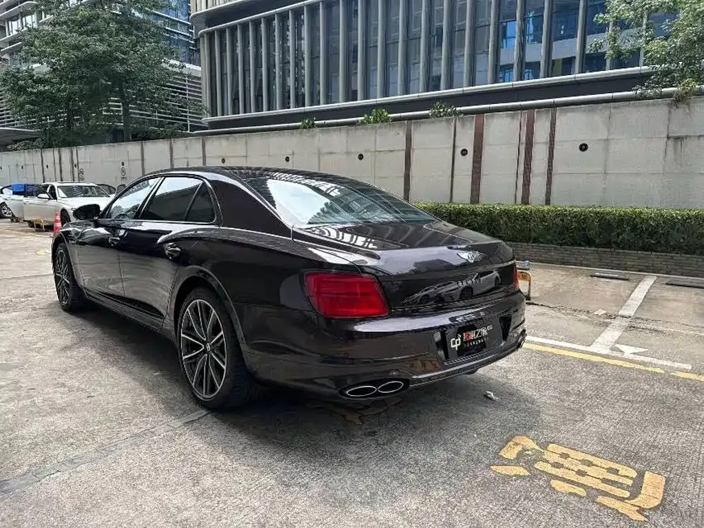 Bentley Flying Spur — фото 10
