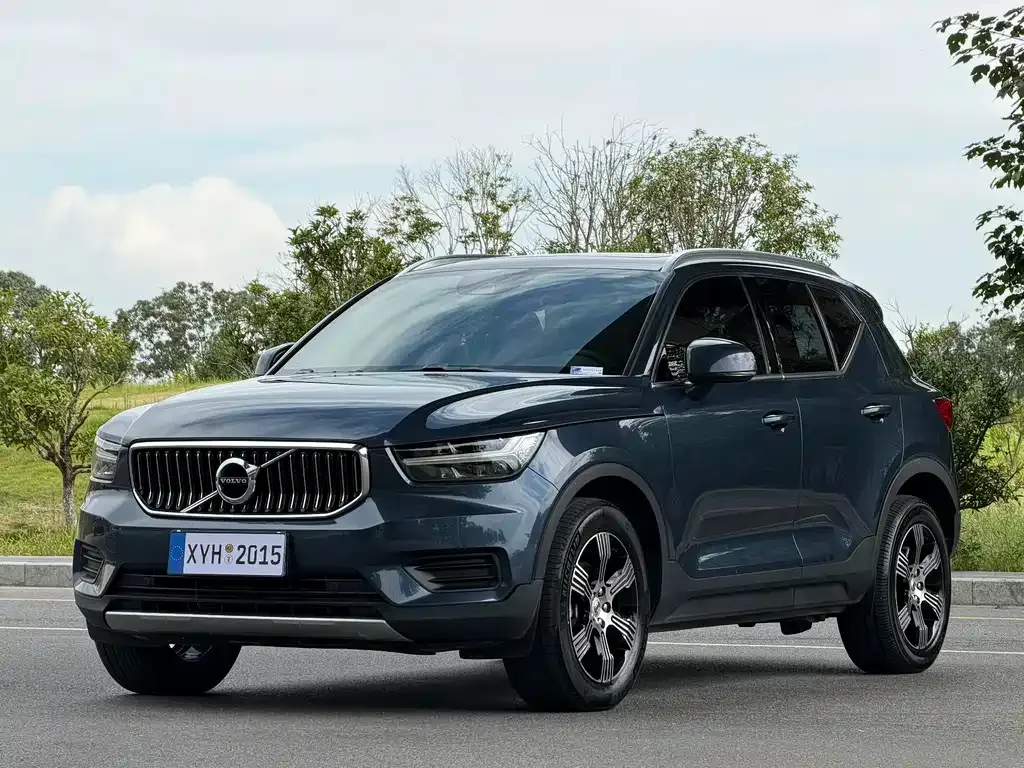 Volvo XC40 — фото 1