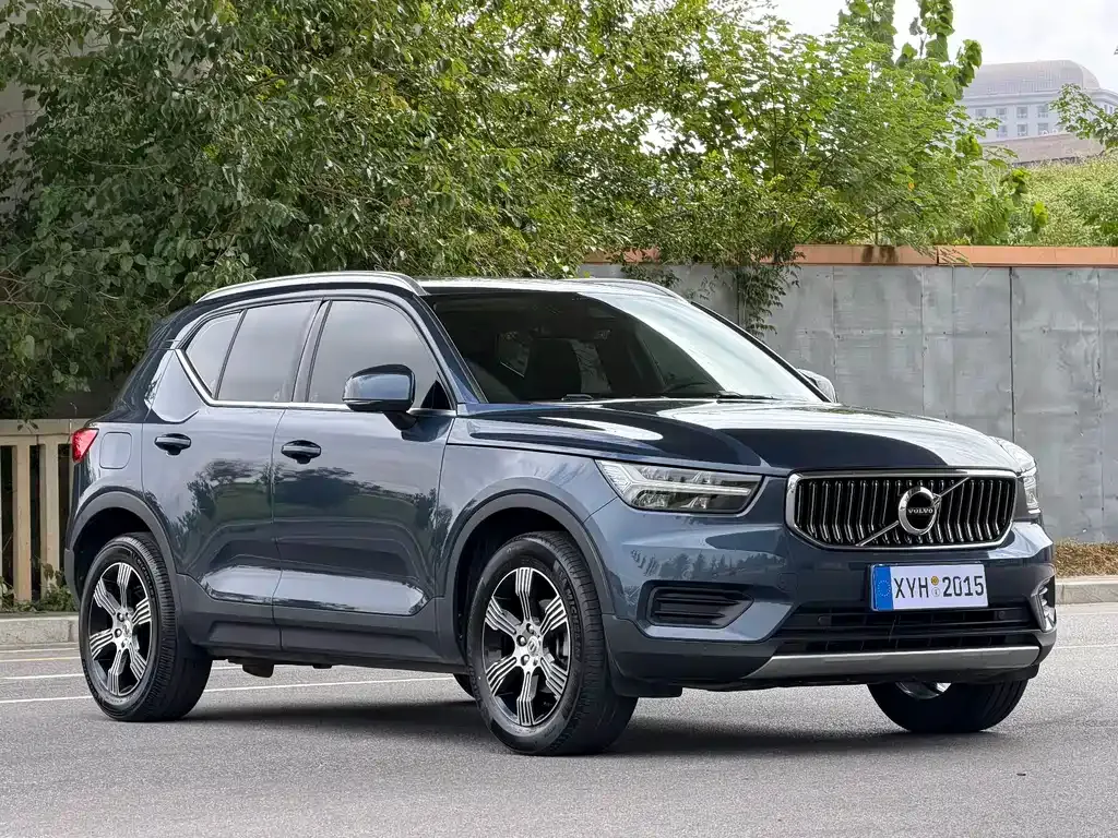 Volvo XC40 — фото 10