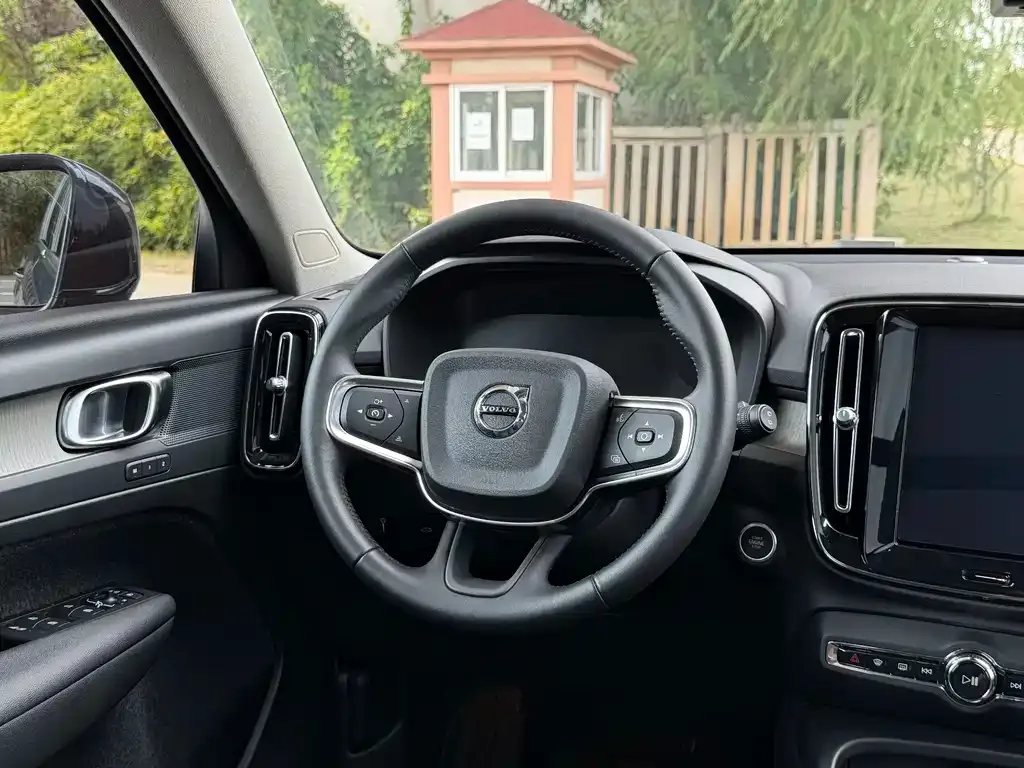 Volvo XC40 — фото 3