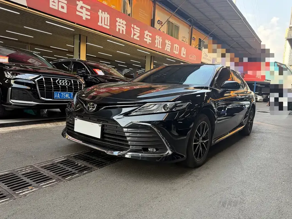 Toyota Camry — фото 1