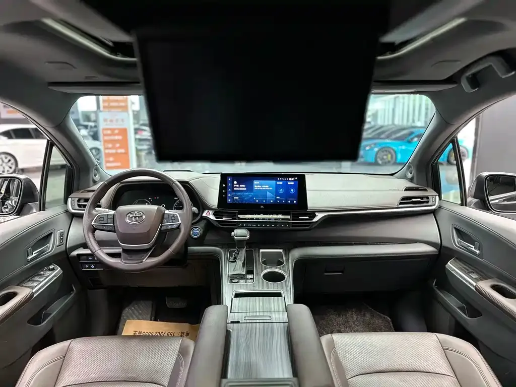 Toyota Sienna — фото 7