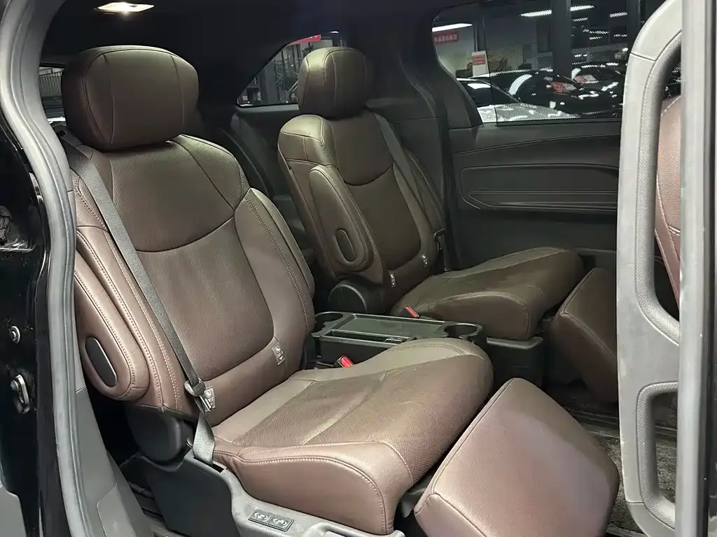 Toyota Sienna — фото 4