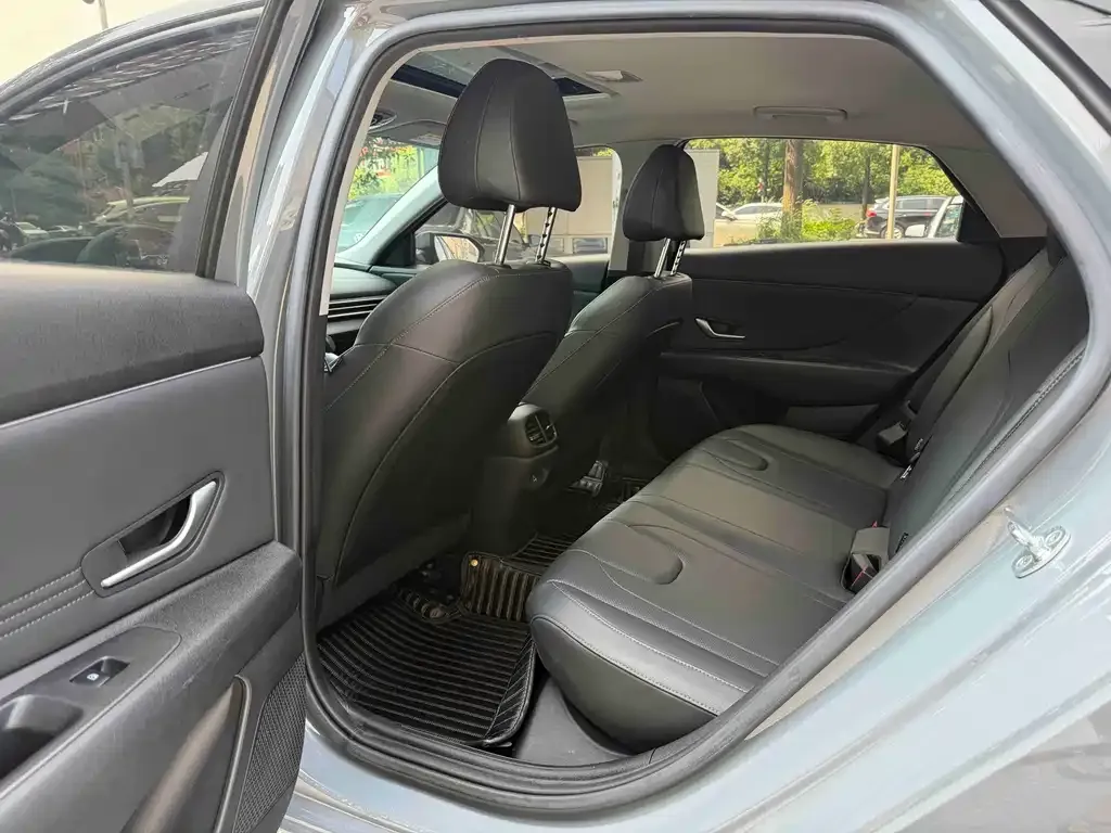Hyundai Elantra — фото 2