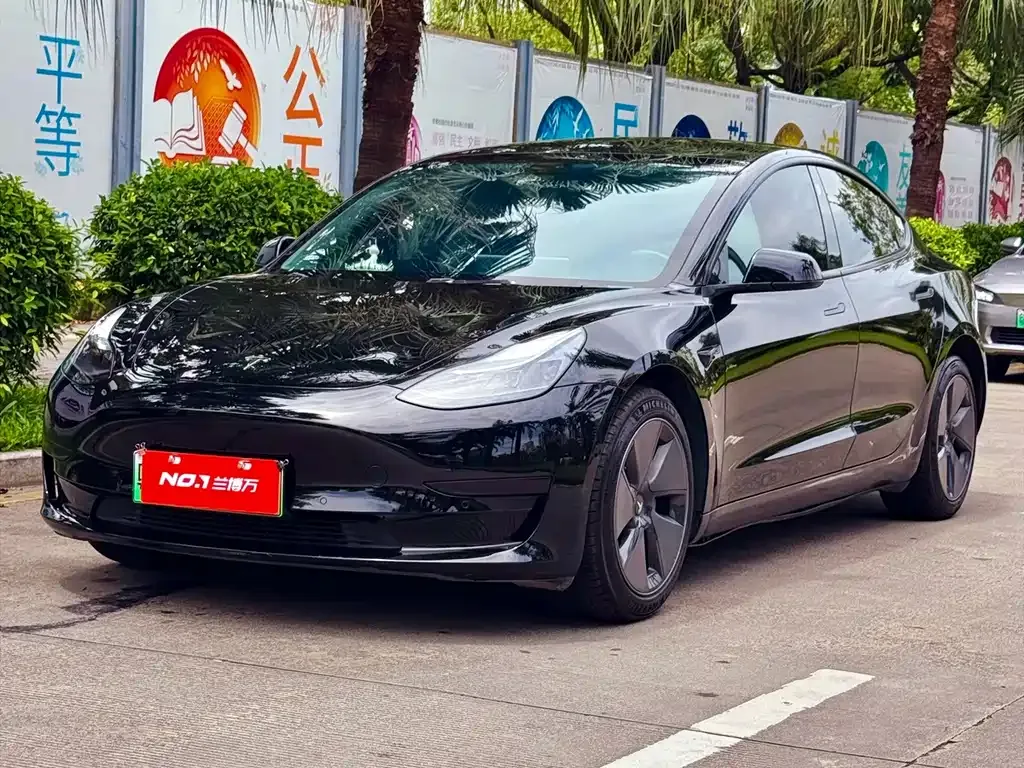 Tesla Model 3 — фото 1
