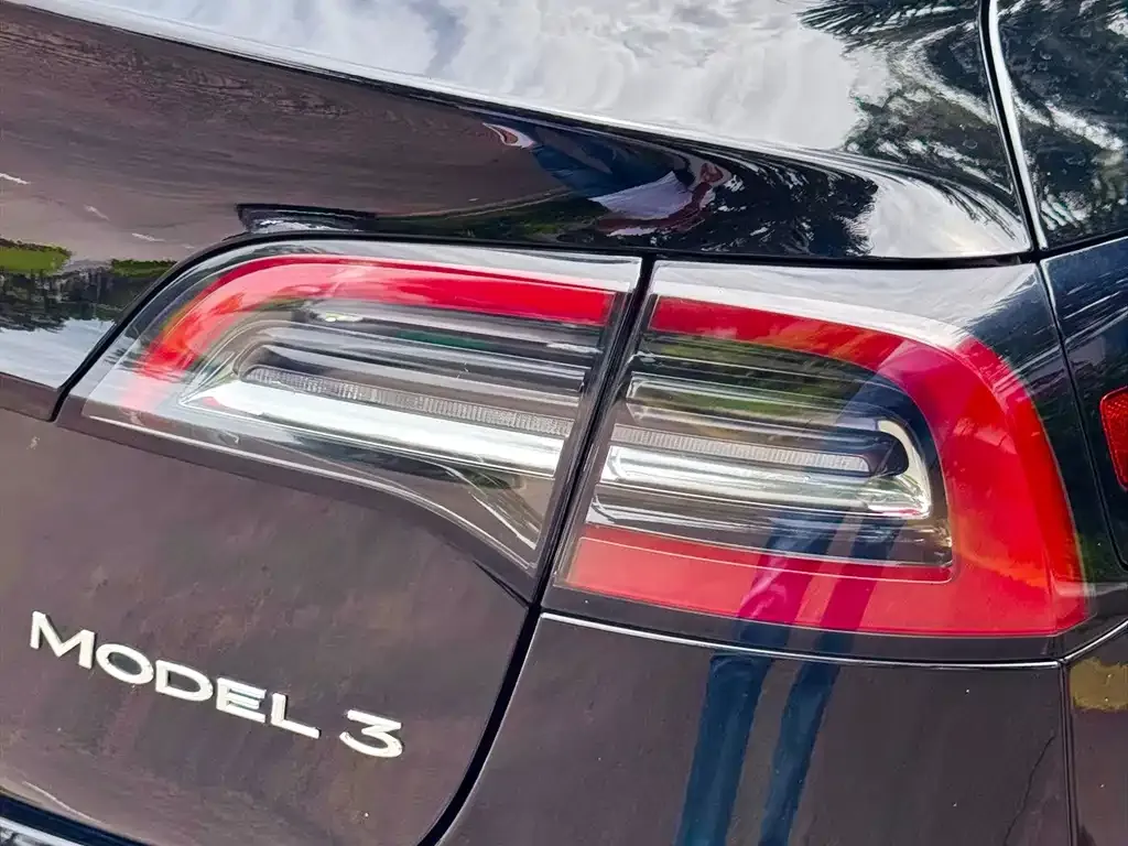 Tesla Model 3 — фото 4