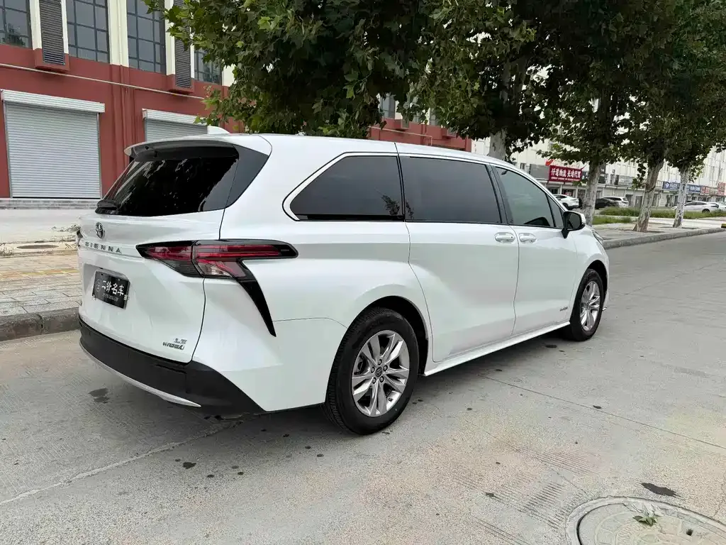 Toyota Sienna — фото 7