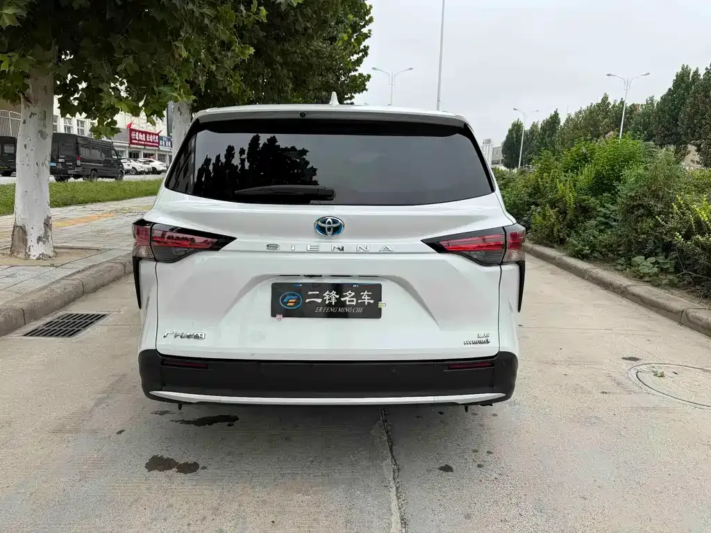 Toyota Sienna — фото 10